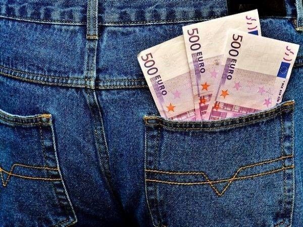 geld in broekzak en Inkomsten uit zwarte werkzaamheden