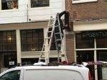 auto op ladder: Het gevaar van een bedrijfsongeval zit in een klein hoekje