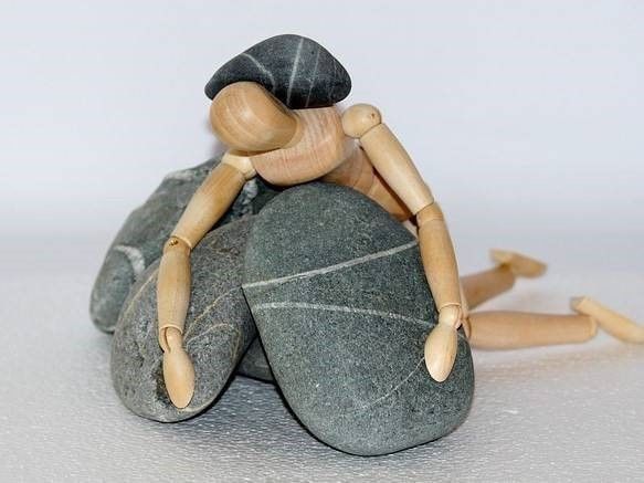 houten popje met steentje