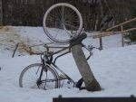 fiets in sneeuw gevallen door gladheid