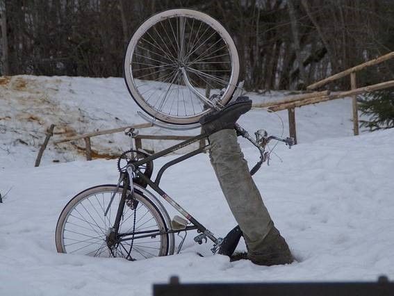 fiets in sneeuw gevallen door gladheid