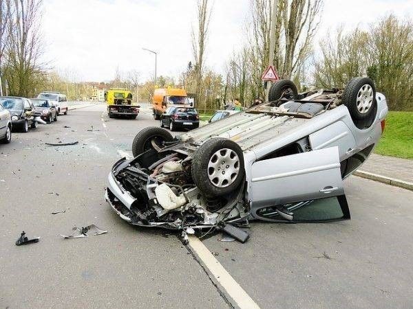 Auto op de kop, Botsing in de file, welke automobilist is aansprakelijk voor uw schade?