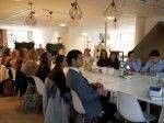 Studenten aan tafel tijdens masterclass bij JBL&G