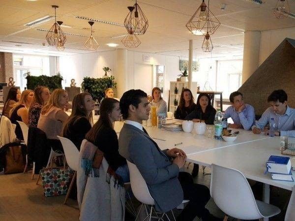 Studenten aan tafel tijdens masterclass bij JBL&G
