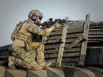 soldaat achter barricade