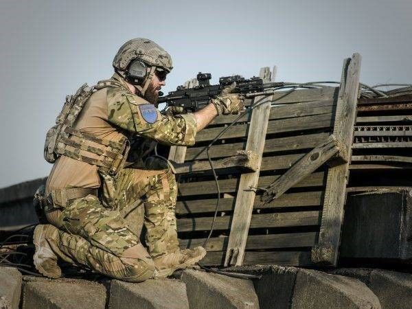 soldaat achter barricade