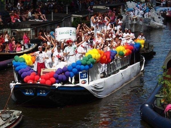 boot met feestende mensen, letselschade op de gaypride