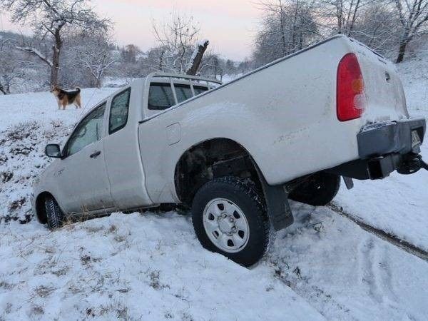 auto aangereden in de sneeuw door gladheid op de weg