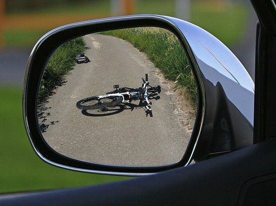 Waar ligt de aansprakelijkheid als u als fietser een aanrijding veroorzaakt met een stilstaande auto?