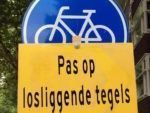 Kan de gemeente aansprakelijk worden gesteld voor losliggende tegels als ze een waarschuwingsbord hebben geplaatst met: Pas op losliggende tegels?