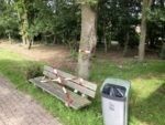 Een dag nadat de vakantieganger zijn aanvaring met het rupsennest had gemeld, werd het bewuste bankje bij de eikenboom omwikkeld met rood-wit lint.