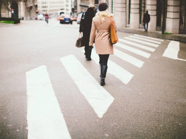 Fietsers en voetgangers zijn zwakke verkeersdeelnemers volgens artikel 185 van de Wegenverkeerswet.