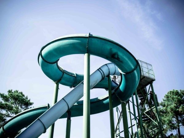 JBL&G behandelt de letselschadezaken van twee neefjes die gewond raakten na een ritje in de glijbaan van zwembad Stappegoor te Tilburg