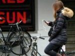 De mobiele telefoon zorgt voor gevaarlijke situaties in het verkeer. Moet u dringend een sms versturen terwijl u aan het fietsen bent? Stop dan even zodat u geen gevaar vormt voor uzelf en andere verkeersdeelnemers.