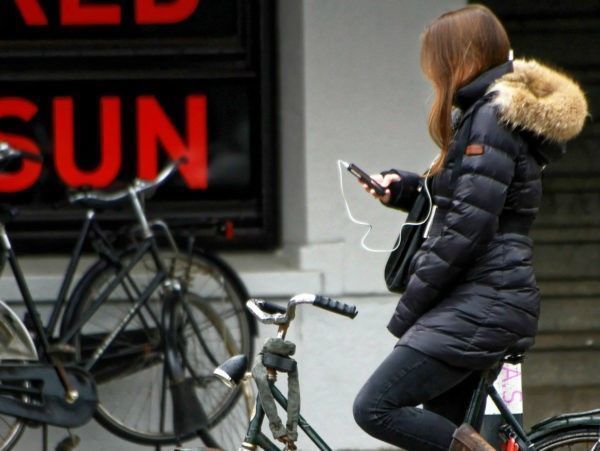 De mobiele telefoon zorgt voor gevaarlijke situaties in het verkeer. Moet u dringend een sms versturen terwijl u aan het fietsen bent? Stop dan even zodat u geen gevaar vormt voor uzelf en andere verkeersdeelnemers.