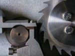 Bij het smeren van de tandwielen van een hakselmachine werd de linkerhand van een gedetacheerde werknemer de machine ingetrokken. Hij raakte hierdoor vier vingers en een halve duim kwijt.