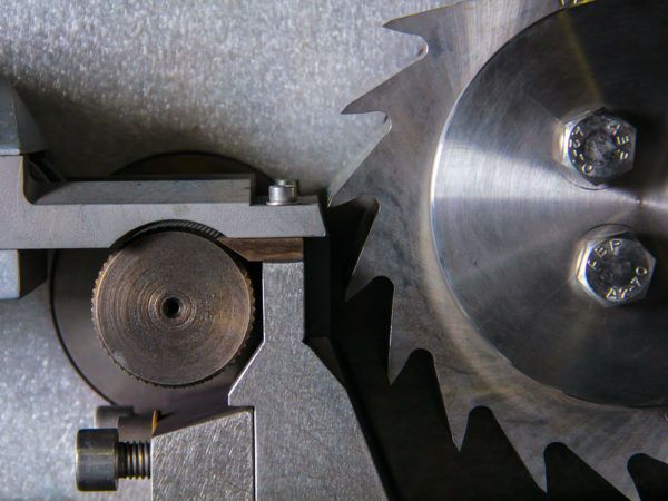 Bij het smeren van de tandwielen van een hakselmachine werd de linkerhand van een gedetacheerde werknemer de machine ingetrokken. Hij raakte hierdoor vier vingers en een halve duim kwijt.