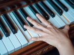 Een 53-jarige vrouw struikelde op Groningen Centraal over een dievendraad die de kruk achter de piano aan de piano verbond.