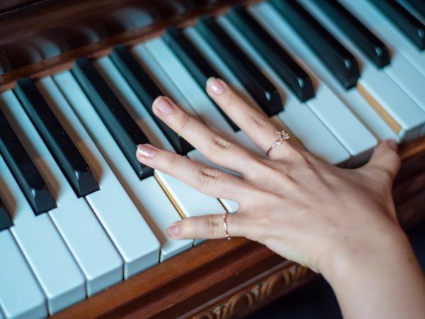 Een 53-jarige vrouw struikelde op Groningen Centraal over een dievendraad die de kruk achter de piano aan de piano verbond.