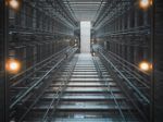 Een Groningse student kampt met ernstige psychische klachten na een onvrijwillig avontuur met de lift van Rijksuniversiteit Groningen.