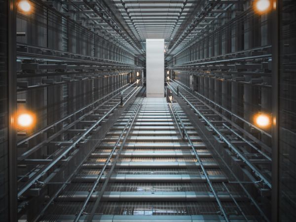 Een Groningse student kampt met ernstige psychische klachten na een onvrijwillig avontuur met de lift van Rijksuniversiteit Groningen.
