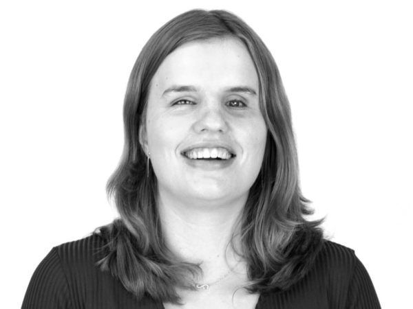Sophie van der Linden heeft een visuele beperking, maar dat verhindert haar niet om zelfstandig en fulltime mee te draaien met het intaketeam.