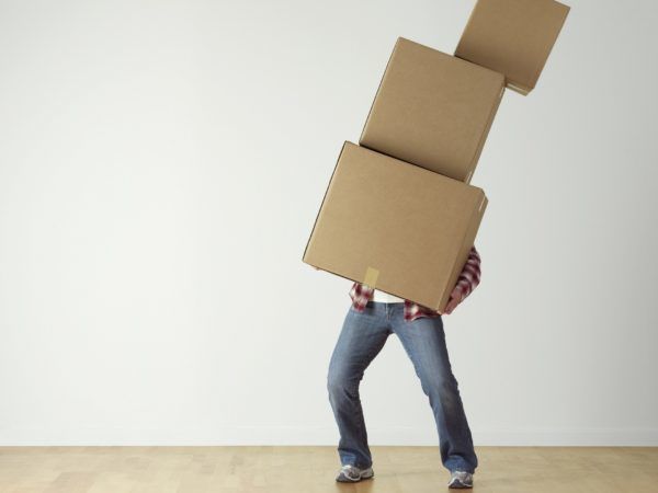 U kunt in de ziektewet terechtkomen door het tillen van een te zware lading op de werkvloer.