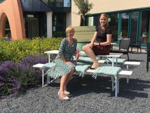 Regiomanager Ivonne van Delft en juridisch medewerker Jade Berk van JBL&G Oost in Deventer.