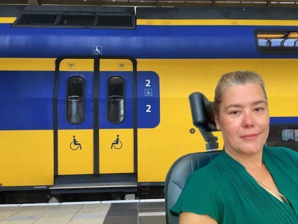 Noëlle Nefs uit Leidschendam wil ook met haar rolstoel veilig in en uit de trein kunnen.