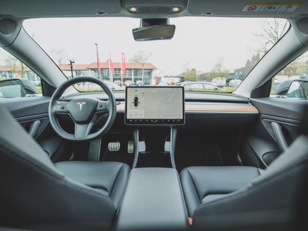 De camera's en sensoren van zelfrijdende auto's moeten meer kunnen waarnemen dan een gewone bestuurder. Heeft dat invloed op de aansprakelijkheidsregels uit artikel 185 van de Wegenverkeerswet?