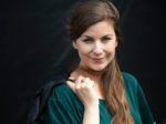 De eigenaar van JBL&G Steffy Roos du Maine heeft de FD Gazelle 2019 in ontvangst mogen nemen, omdat JBL&G hoort tot de snelst groeiende bedrijven van Nederland.