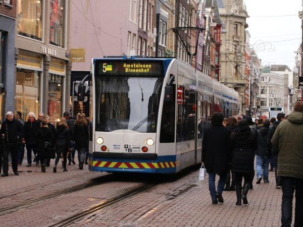 Het verkeer wordt steeds drukker en sneller waardoor er in het openbaar vervoer vaker een noodstop moet worden gemaakt. In een drukke winkelstraat kan een tram bijvoorbeeld plotseling moeten remmen voor onoplettende voetgangers.