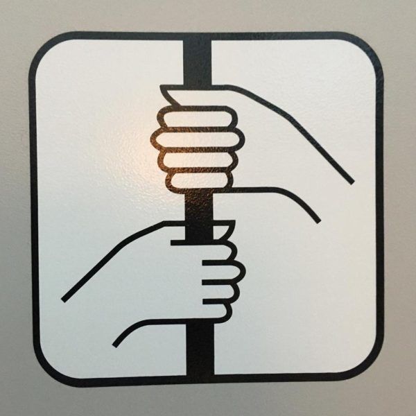 Goed vasthouden bord in de bus.