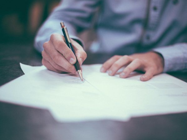 U moet een aansprakelijkheidsbrief naar de verzekeraar van de tegenpartij sturen, als u schadevergoeding wilt eisen.