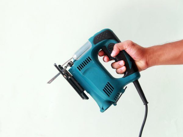 De aansprakelijkheid bij (uit)geleende spullen zoals een boormachine is afhankelijke van de situatie.