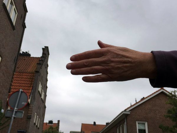 Steek je hand uit als je links- of rechtsaf wilt slaan.