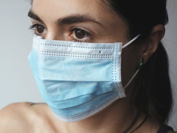 Sommige mensen dragen mondkapjes om zich tegen het coronavirus te beschermen.