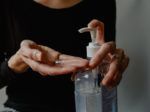 Meerdere klanten van de Ikea in Haarlem zijn gewond geraakten toen ze hun handen dachten te ontsmetten met een fles desinfecterende handgel die bij de ingang stond.