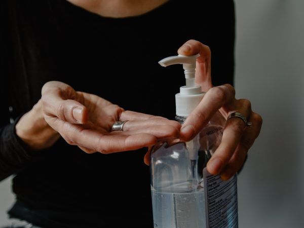 Meerdere klanten van de Ikea in Haarlem zijn gewond geraakten toen ze hun handen dachten te ontsmetten met een fles desinfecterende handgel die bij de ingang stond.