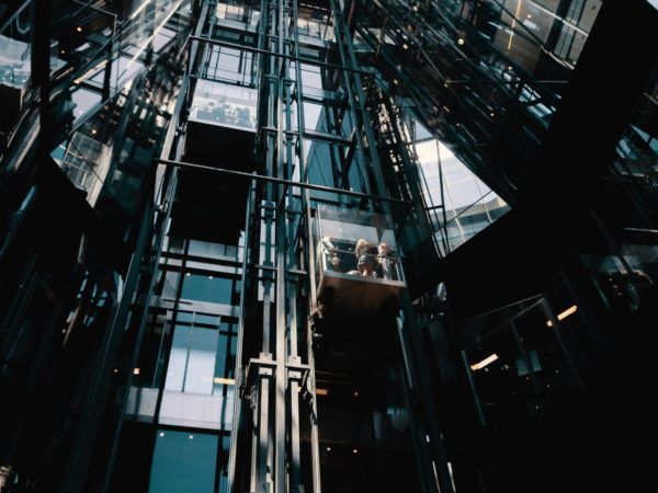 Een lift ongeluk kan lichamelijke en psychische klachten veroorzaken.