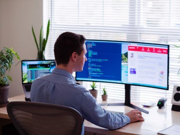 Als uw thuiswerkplek niet ergonomisch verantwoord is, kunt u letselschade oplopen tijdens het thuiswerken.
