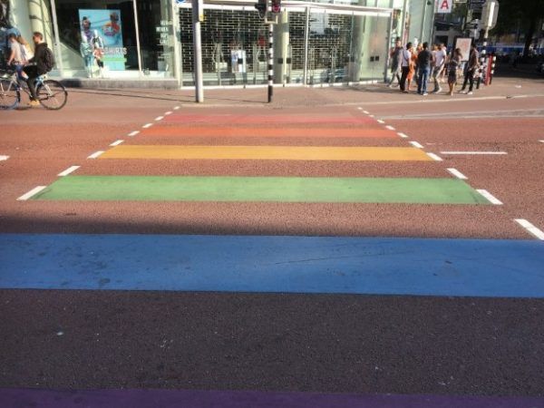 Zebrapad in regenboogkleuren in Utrecht.