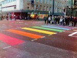 Regenboogzebrapad in Utrecht.