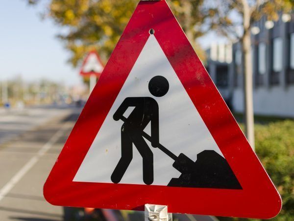 Waarschuwingsbord voor wegwerkzaamheden.