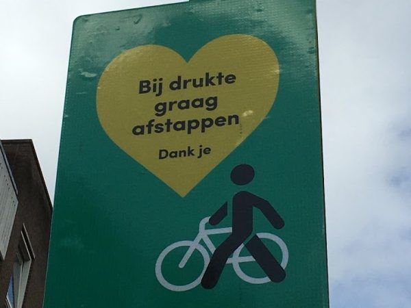 Verkeersbord met een vriendelijk verzoek.
