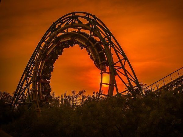 Een ongeluk in een pretpark kan bijvoorbeeld veroorzaakt worden door een beugel die niet goed sluit.