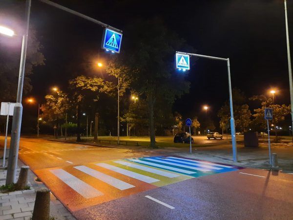 Regenboogzebrapad in Hoorn.