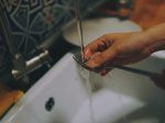 Een vrouw raakte zwaargewond tijdens het afwassen toen de boiler losraakte en op haar viel.