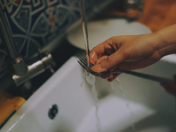 Een vrouw raakte zwaargewond tijdens het afwassen toen de boiler losraakte en op haar viel.