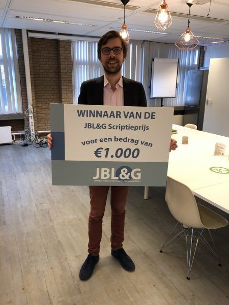 Onze jurist en voorzitter van de onderwijscommissie Maarten Klok reikte de JBL&G scriptieprijs uit.